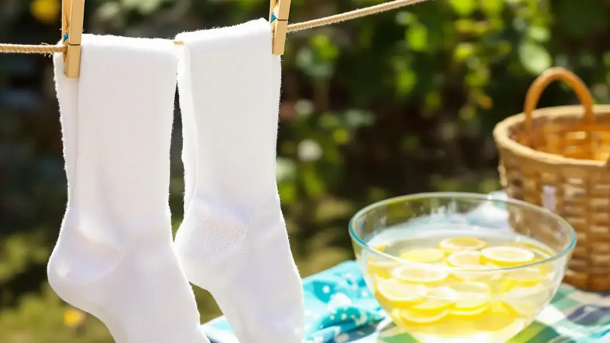 Dit revolutionaire kookingrediënt maakt je sokken witter dan ooit, zonder baking soda